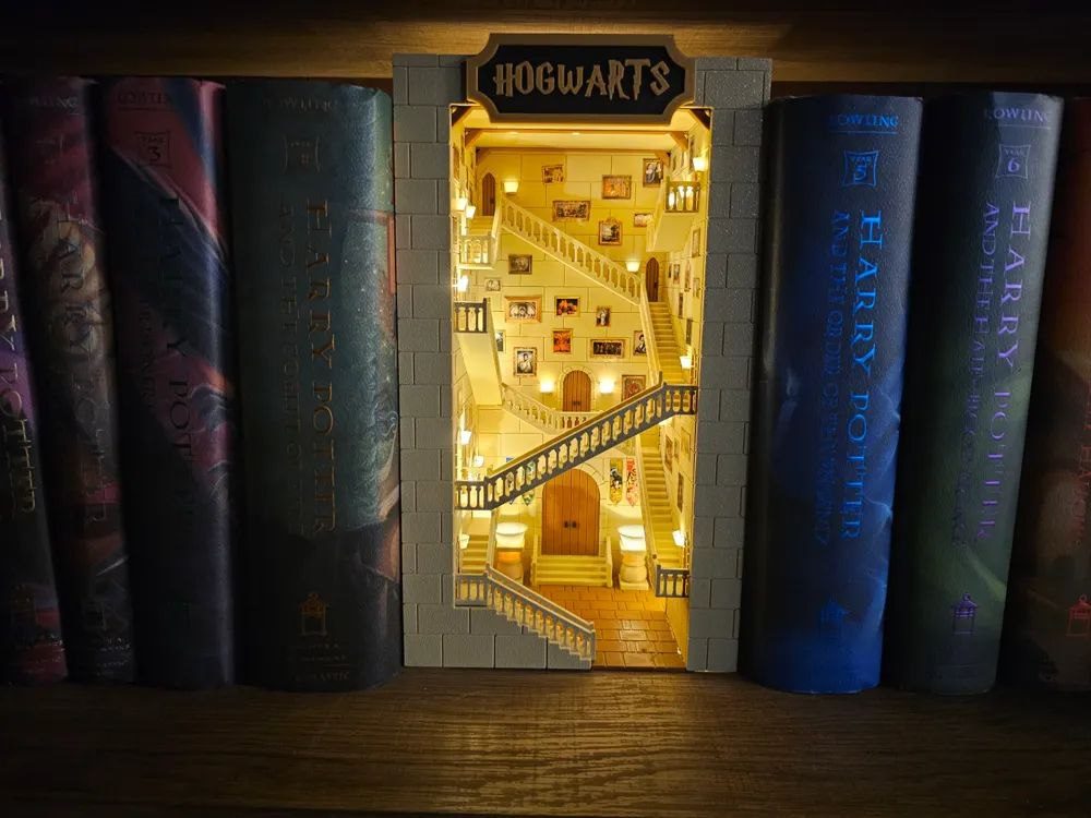 Harry Potter Hogwarts Book Nook view 3